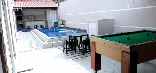 Real House | "Lindíssima Casa Pé na Areia com Opção da Piscina Aquecida Cobrado a Parte, Sala de Jantar, 3 Amplos Quartos, Sendo1Suíte, Amplo Espaço de Lazer com Área Gourmet em Deck Coberto com Churrasqueira e Mesa de Bilhar Frente a Piscina, Super Pertinho da Praia"