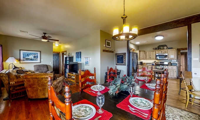 Cortez Cottage | Linden Cottage with Big Yard, Updated Kitchen, Dogs OK - 1 Block to Main St