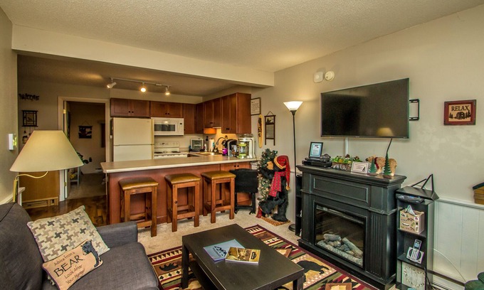 Bartlett Condo | Linderhof Golf Course Condo Across from Storyland & Aquarium With Pools!