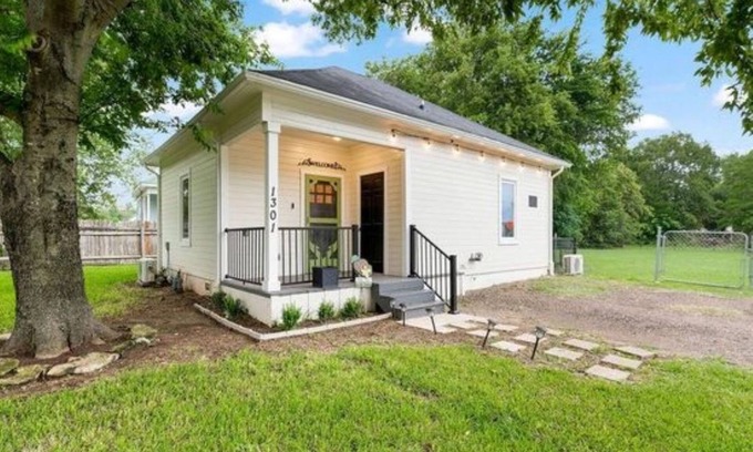 Brazos House | Lindley’s Little Gem-a cozy cottage close to the Silos