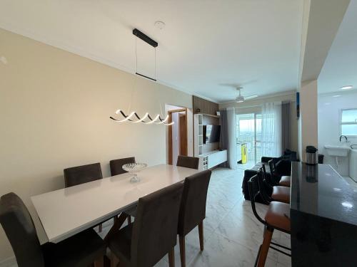 Mirim Apartment | Lindo Apartamento vista mar, 2 dormitórios com suite, próximo a prefeitura praia grande