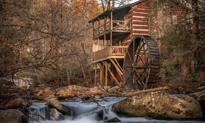 Gatlinburg Cabin | Lindsey Mill Cabin on stream and pond