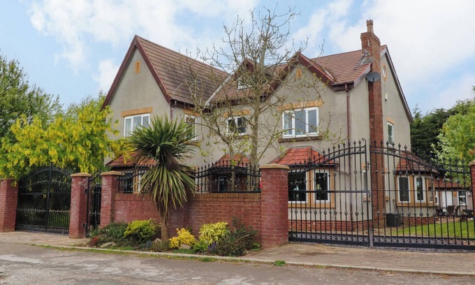Thornton-Cleveleys Cottage | LINWOOD, pet friendly, with hot tub in Cleveleys