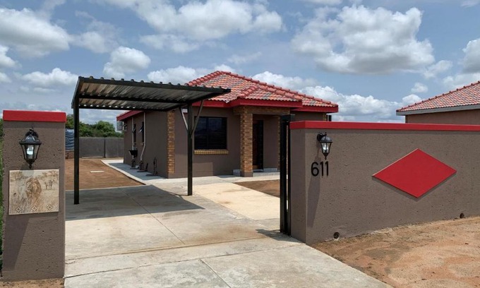 Moses Kotane Apartment | Lion House, 3 bedroom House next to Pilanesberg and Sun City