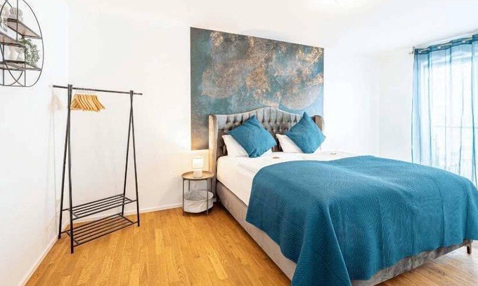 Sudliche Innenstadt Apartment | LiT LiVING: Luxus | Box SprIng | Parking | Garden