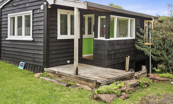 Raglan Cottage | Little Bach Escape - Raglan Bach