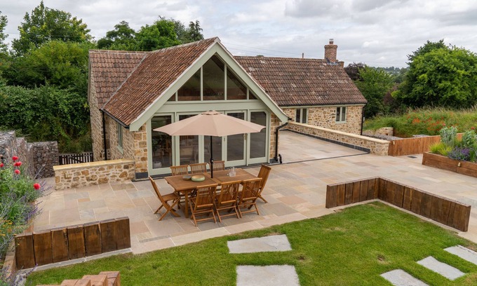 Ilminster Cottage | Little Bank - a cottage that sleeps 8 guests in 4 bedrooms