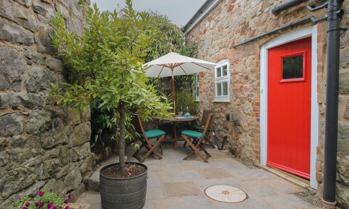 Trefonen Cottage | LITTLE BARN, pet friendly, character holiday cottage in Trefonen