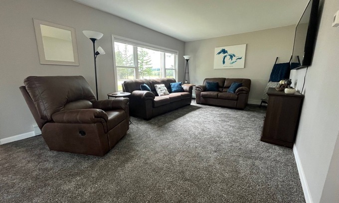 Gladstone House | Little Bay de Noc 3 Bedroom Home w/Lake & Fishing nAccess nn