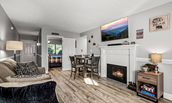 Gatlinburg Apartment | Little Bear Den: *Walk to Gatlinburg!* Updated 2BR w/MTN view!