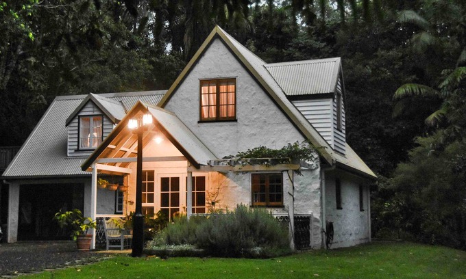 Eagle Heights Cottage | Little Bird Cottage at Tamborine Mountain