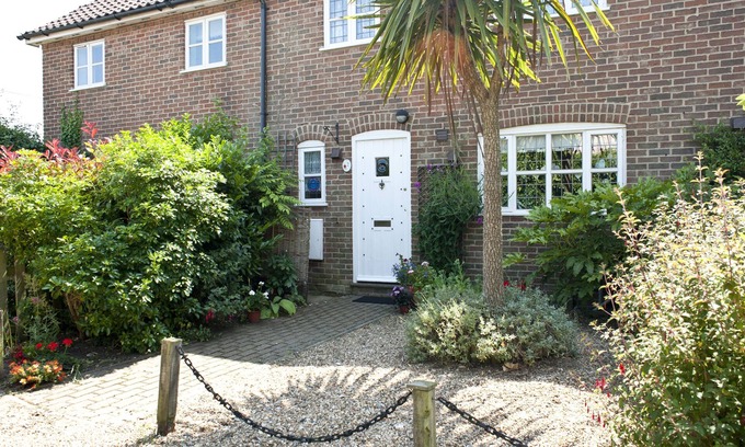 Friston Cottage | Little Chequers is a pretty pet friendly cottage , sleeps 3. close to Aldeburgh
