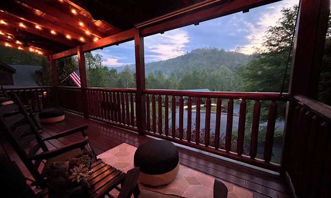 Gatlinburg - Pigeon Forge Cabin | LITTLE CUBBIE Location! Views! Pool!