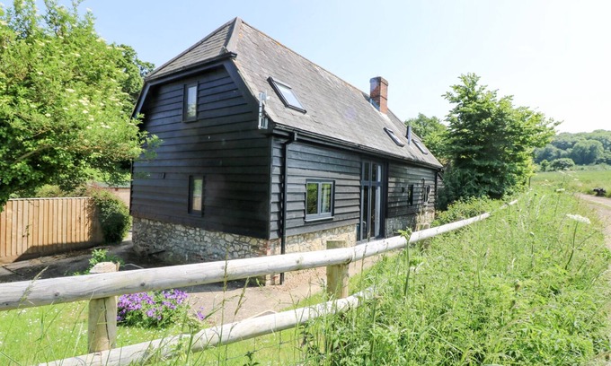 Ryde Cottage | LITTLE DUXMORE BARN, pet friendly, character holiday cottage in Ryde