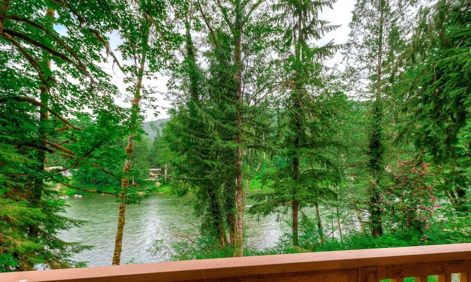Gold Bar Apartment | Little Foot Lookout: Cozy riverfront balcony apartment w/ hot tub surrounded by wilderness