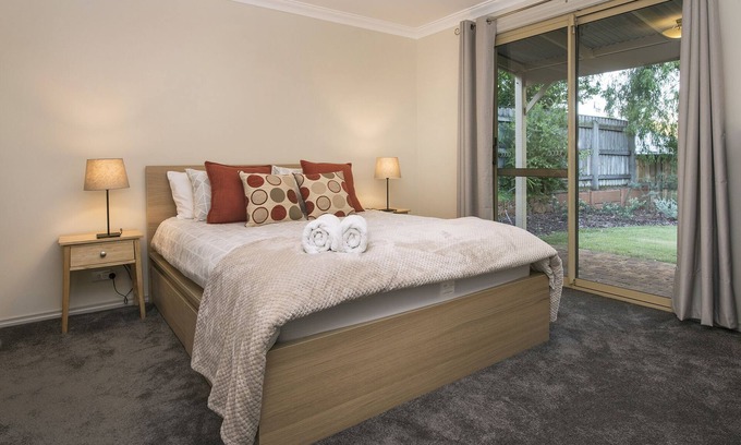 Dunsborough House | Little Gem: comfy beds, wi-fi, pet-friendly, walk to beach!