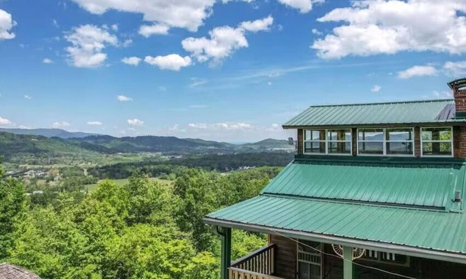 Wears Valley Cabin | Little Greenbriar Lodge: Free Attraction Tickets, Hot Tub, Mtn Views & Adjacent National Park