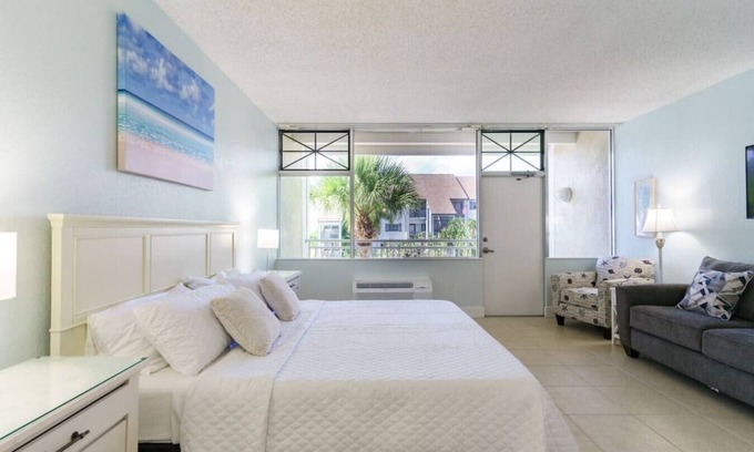 Ruskin Condo | LITTLE HARBOR RESORT U408 Balcony/Resort Amenities! Free Parking/Wifi/Self Check in/Restaurants