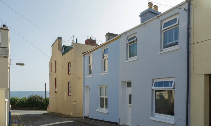 Douglas Cottage | Little Haven - a holiday cottage that sleeps 4 guests in 2 bedrooms