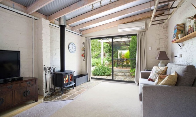 Leura House | Little Haven Leura Cottage with Spa Bath and BBQ