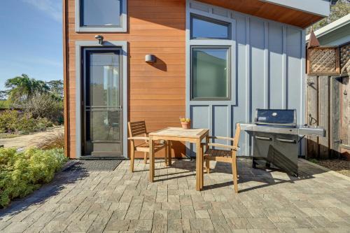 El Granada Apartment | Little House By the Sea Steps to Surfers Beach!