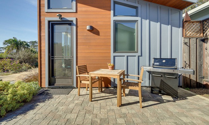 El Granada Apartment | 'Little House By the Sea': Steps to Surfers Beach!
