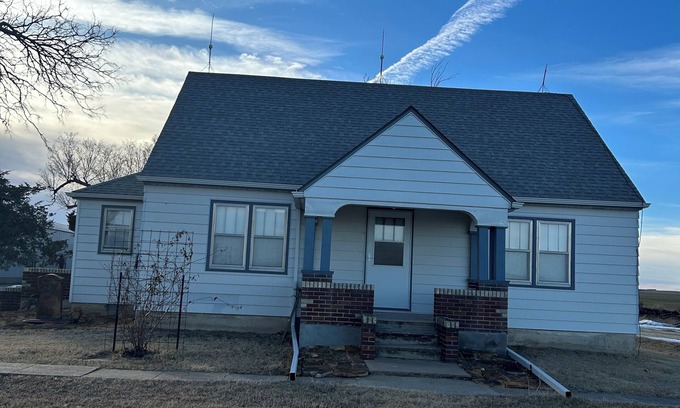 Osborne County Other | Little House Inn - Charming 4-bedroom farmhouse with AC, WiFi near Tipton