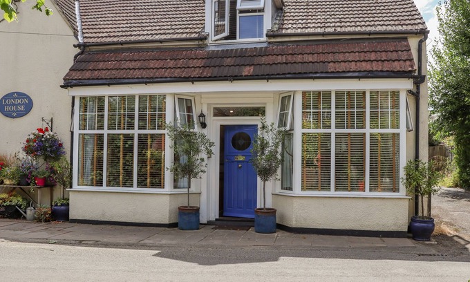 Ninfield Cottage | LITTLE LONDON, pet friendly, character holiday cottage in Ninfield