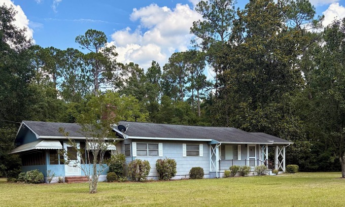 Blackshear Other | Little Magnolia Farmhouse, charming 2-bed 1.5 bath with WiFi, AC in Blackshear.