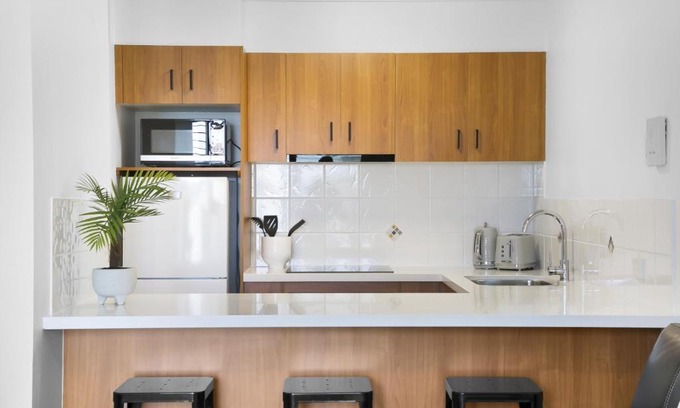 Mermaid Beach Apartment | 'Little Mermaid' beach apartment best location walk to beach and restaurants - sleeps 4