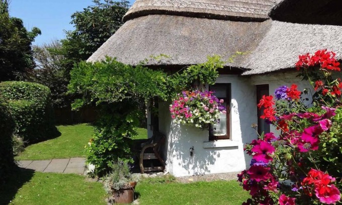 Laytown Cottage | Little Orchard Cottage - sleeps 5 guests in 3 bedrooms