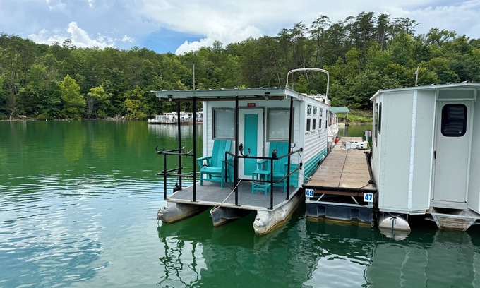 New Tazewell Boat Rental | Little Palm Tiny Houseboat on Norris Lake!
