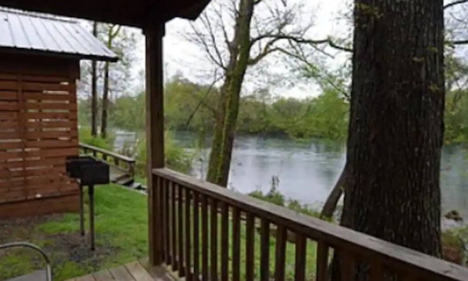 Heber Springs Cabin | Little Red River Front Cabin