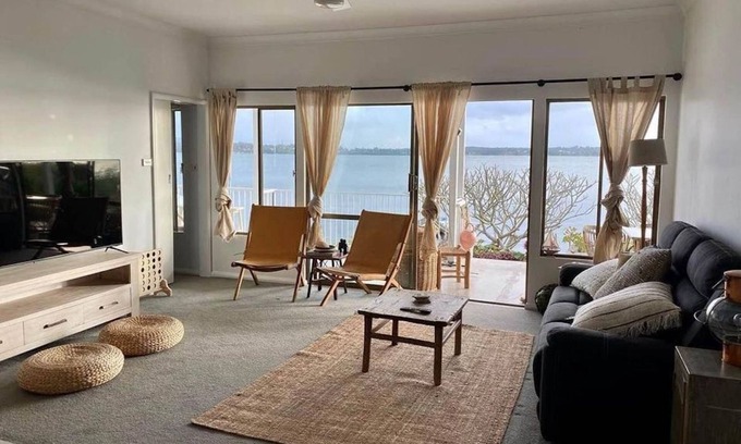 Mannering Park House | Little's Lakehouse Absolute Waterfront