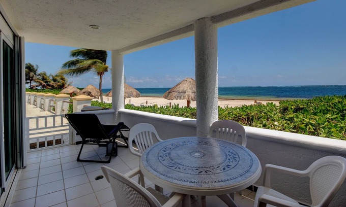 Puerto Morelos Villa | Little White House is a stand alone house located within the Casita Blanca condo complex.