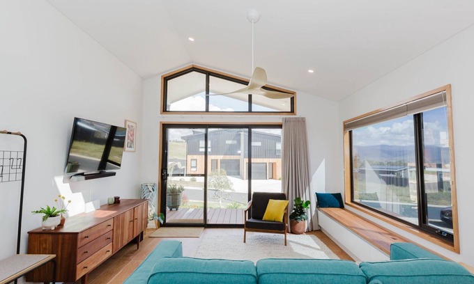 East Jindabyne House | Little Willow - 11a Willow Bay Place