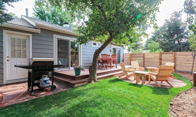 Littleton House | Littleton Cottage🏡2 blocks to Main🛍️Pets🐶Fenced Yard♨️Firepit🤑0 Cleaning & Pet Fee