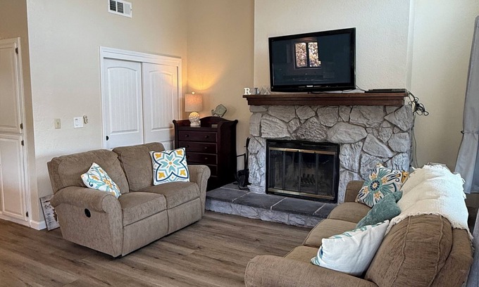 Copperopolis House | Live-L❤️ve- LAKE TULLOCH Waterfront Condo! Swim, fish, paddleboard & kayak! 😃FUN