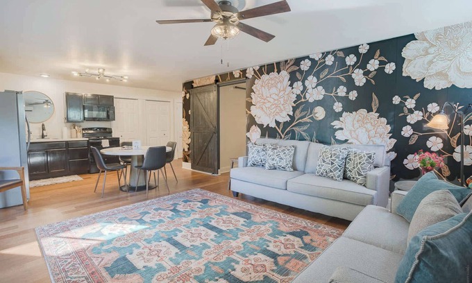 Eureka Springs Historic District Apartment | Live Music in the park, Live Theater, Shake it up!