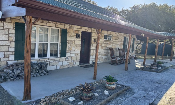 Lampasas Cabin | Live Oak Cabin - a charming 2-bedroom cabin at a ranch in Lampasas, Texas
