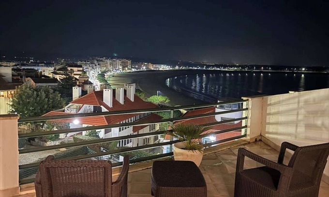 Sao Martinho do Porto Apartment | Live the Beach Life, Duplex Apartment with Beach Views and 3 minute walk!