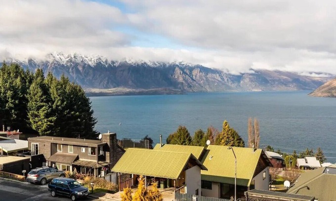 Fernhill Cabin | Live the Queenstown dream amid panoramic views, cozy fire, & full amenities!