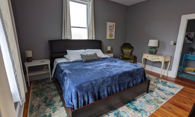 East Side Apartment | Lively area, shows/classes/charm!