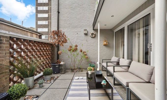Knightsbridge House | Livestay Knightsbridge Mews House/Parking & Patio