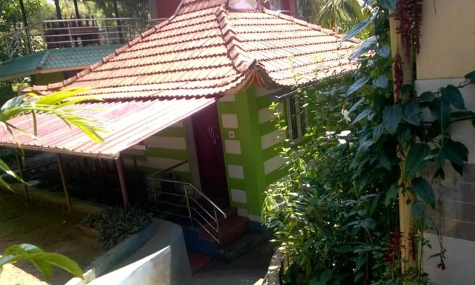 Valparai Hotel | LIVGRAND DEEPIKAS RESIDENCE VALPARAI