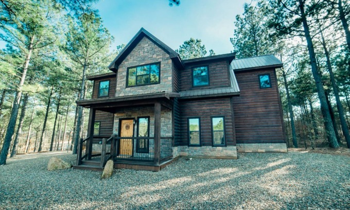 Hochatown Cabin | Livin' the Dream Hot tub, play set, outdoor fireplace, horse shoes!