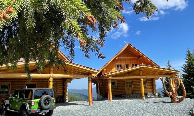 Albeck Ski Chalet | Living above the clouds in a log cabin