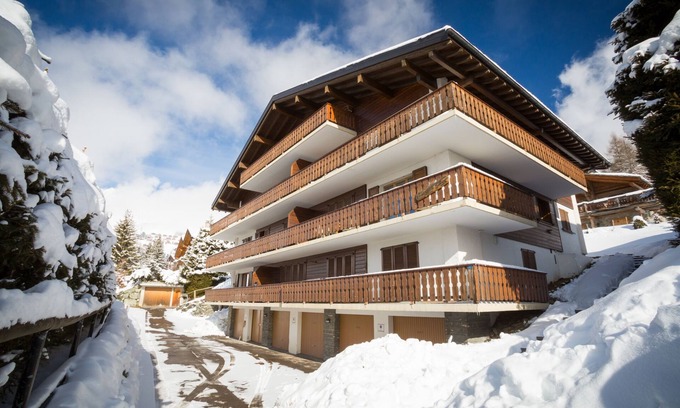 Verbier Apartment | Living room with fireplace and eating corner, kitchen with 3 hotplates and dishwasher, one bedroom