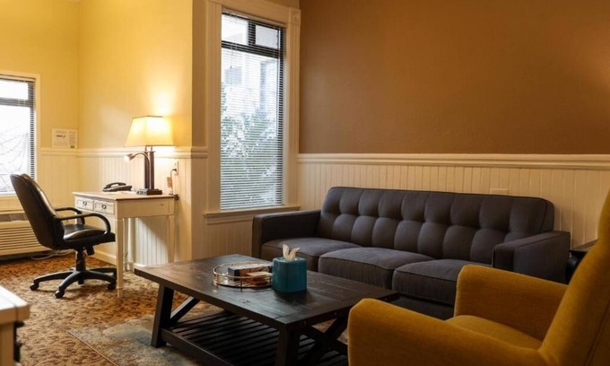 Downtown San Francisco Apartment | Living Room With 2 Bed Rooms Suite, Centrally Located Motel in SOMA,Free Parking