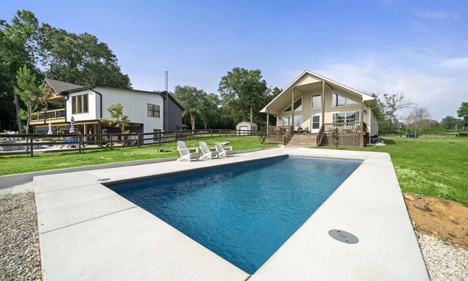 West Livingston House | Livingston Landing: Pool, Games & Lake Views